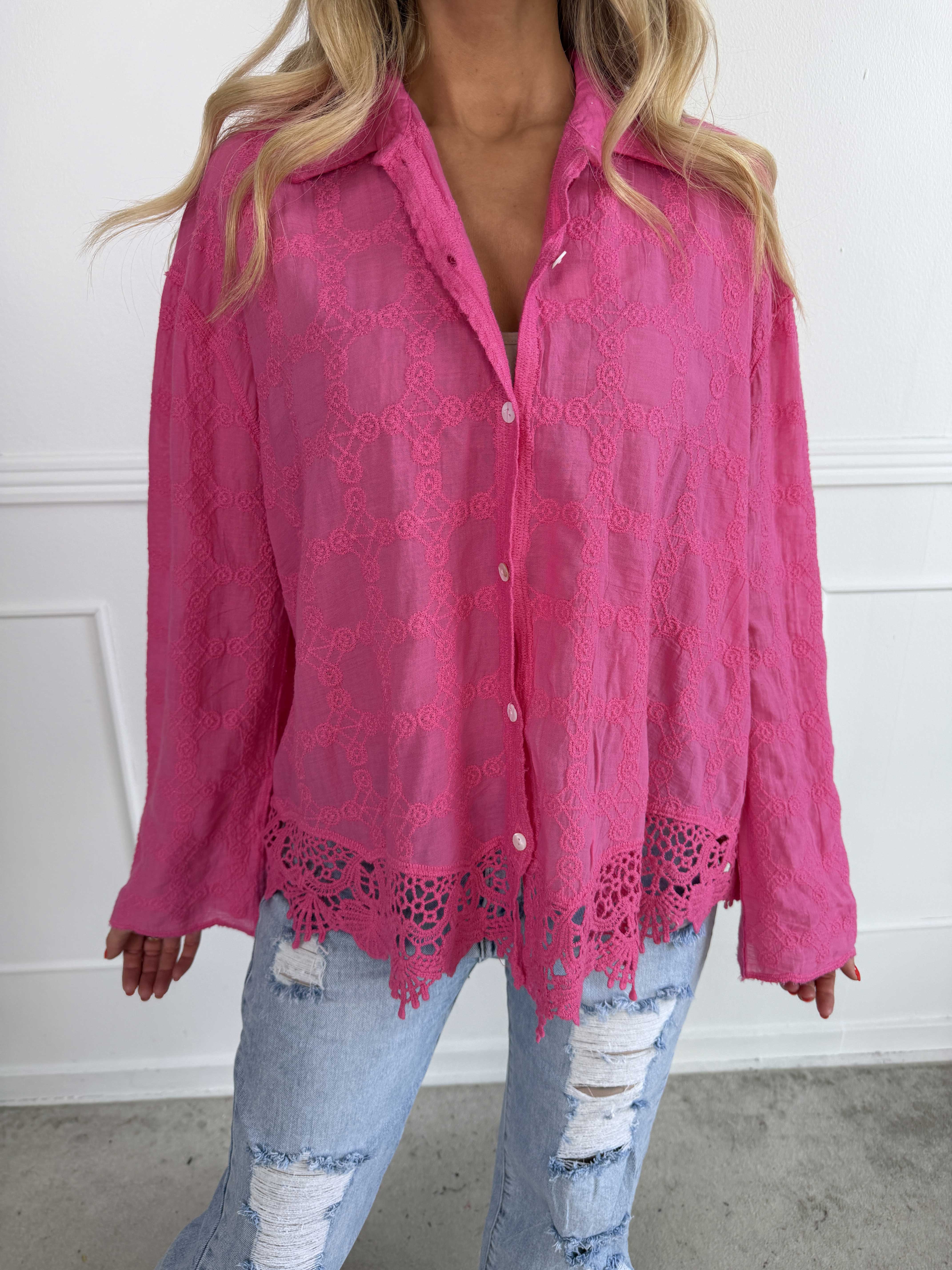 Litzy - Feminin bomuldsskjorte med fine broderier og blondekant